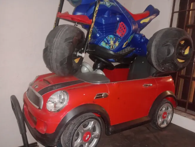 Carrinho a bateria e moto elétrica a bateria 