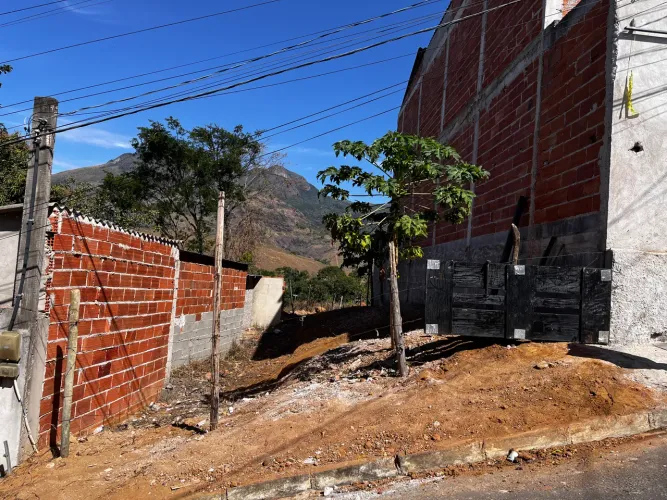 Vendo meio lote no bairro São Lourenço (Serra Sede)