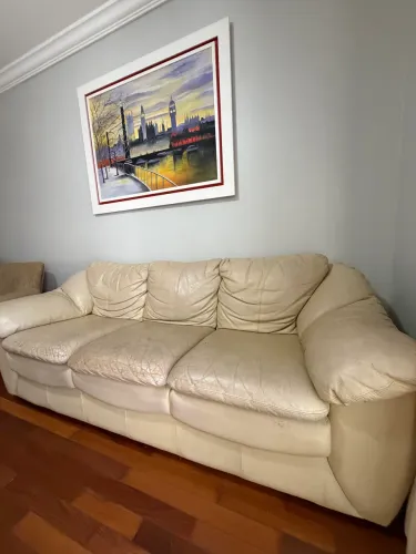 Sofá de couro bege 3 lugares - confortável e elegante