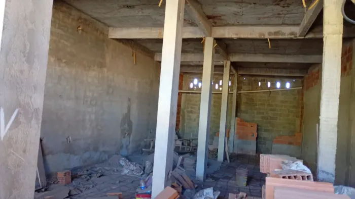Terreno com Construção de 2 Andares - 112 m² - R$ 270 Mil