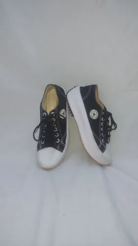 Vendo tênis Converse All Star clássico, modelo cano baixo na cor preta com solado branco.