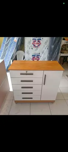 Cômoda com 5 gavetas e porta