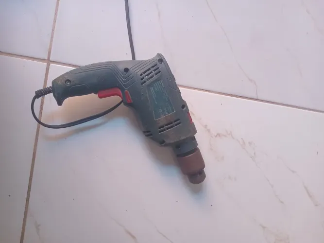 Furadeira com rotação fraca