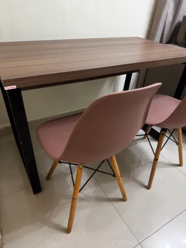 Mesa de escritório + cadeiras