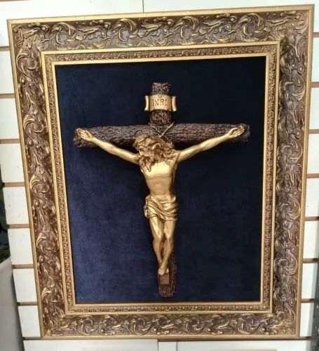 Escultura de Cristo com técnicas mista