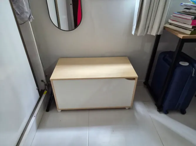baú tok stok amadeirado claro e branco