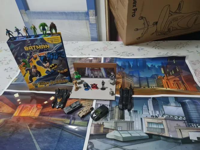 Miniaturas Batman com cenário, bonecos, carros e revista.