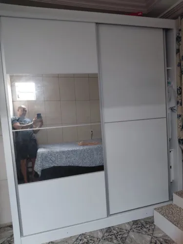 Vendo 1 guarda roupas, excelente estado.