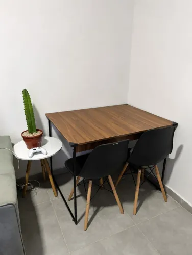 Mesa e cadeiras
