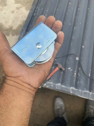 Manutenção de portão de alumínio em porta de enrolar automático