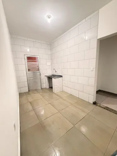 Casa para alugar, em Americanópolis, com 1 quarto espaçoso, cozinha e área de serviço