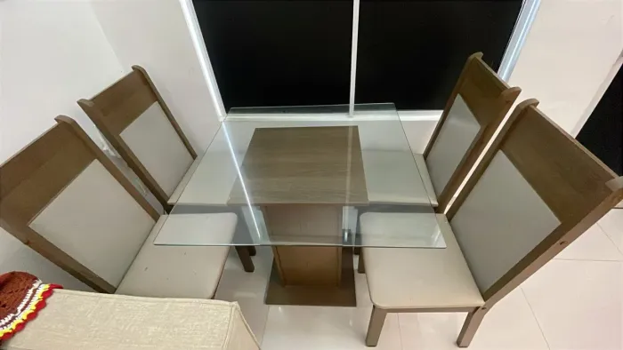 Mesa, de quatro cadeiras.