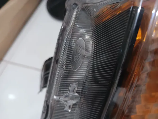Farol Ford Ranger 2014.