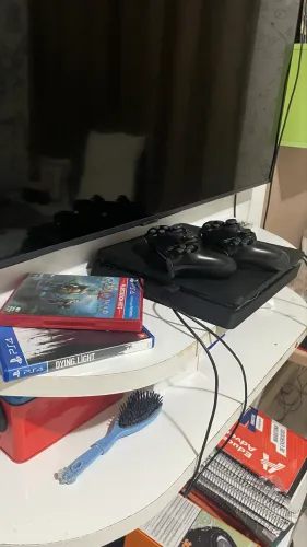 PS4 slim + 2 controles + jogos