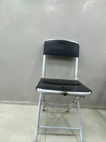 Cadeira preta de ferro dobravel