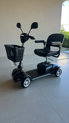 Cadeira Motorizada Eletrica Scooter Dobrável 136kg Cor Preto