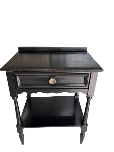 mesa de cabeceira preta estilo colonial é de madeira maciça uma gaveta, puxador floral 