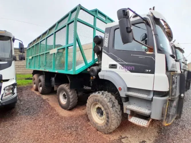 CAMINHÃO MB 3131 8X4 AUT.+ PNEU ALTA FLUTUAÇÃO + BITOLA 2,4M + PILOTO AUT + TRANSBORDO