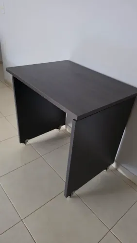 Mesa pequena com rodinhas
