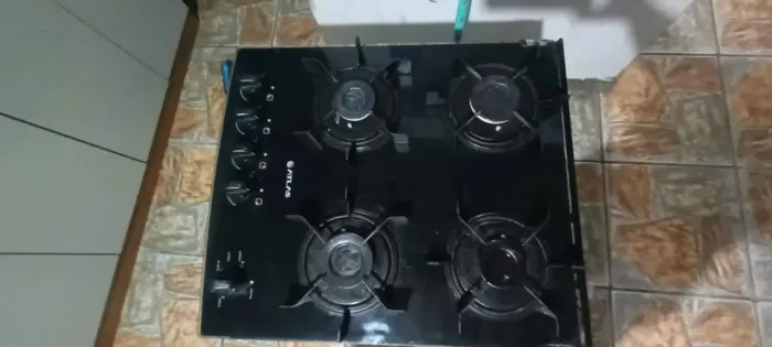 Vendo fogão. Está com marcas de. Uso