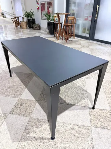 Mesa em aço e vidro para escritório