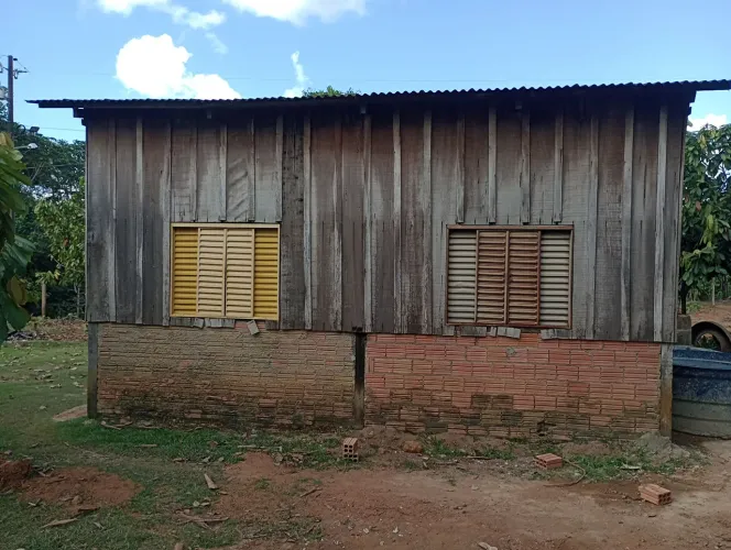 Vende se casa de madeira *