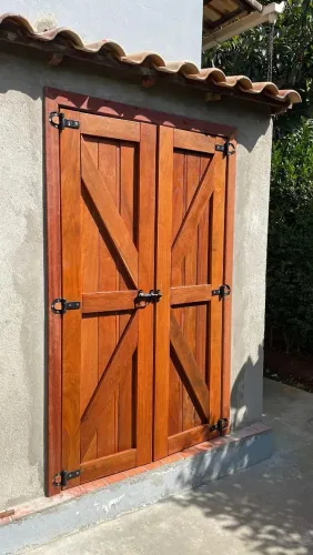 Porta de madeira maciça de alto padrão