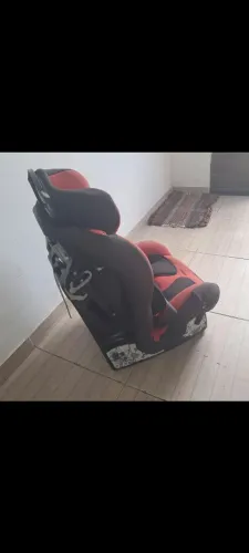Cadeirinha infantil  de automóveis 