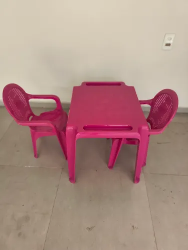 Mesa de criança com duas cadeiras 