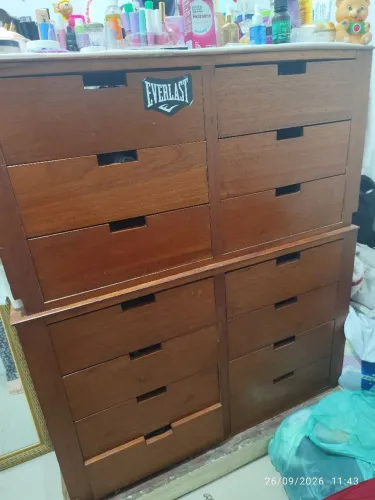 Vendo 2 gaveteiros de madeira maciça