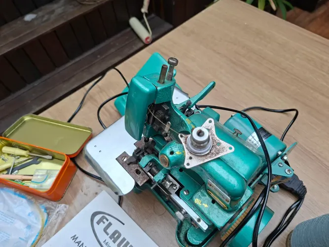 Máquina overlock Flawil +30 cones de fios