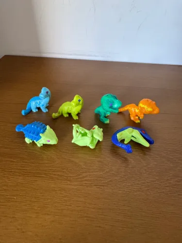 Kit com 7 brinquedos kinder joy jurassic world