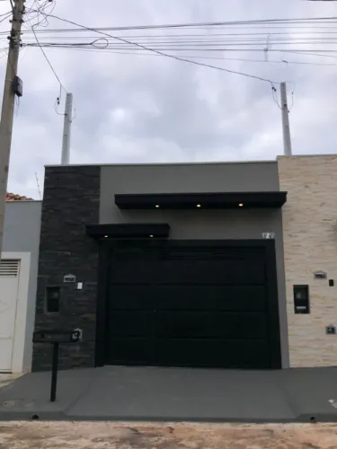 Linda Casa com pe direito duplo e Suíte