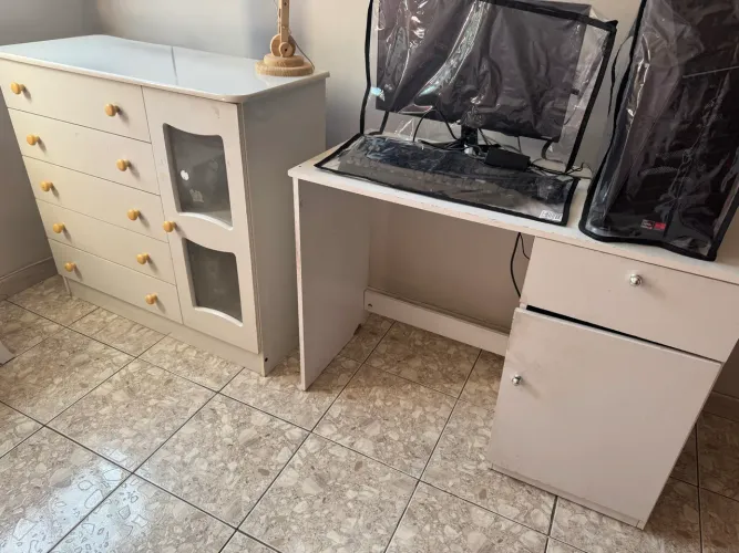 Cômoda quarto infantil + mesa p/computador + cadeira + 3 nichos