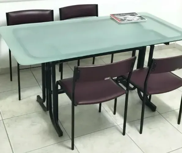 Mesa Reuniao Vidro Com 4 Cadeiras Giroflex Em Couro Legitimo