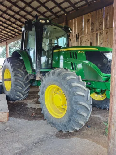 Trator John Deere 6150M - Pouco rodado