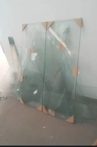 Vendo uma janela de vidro.
