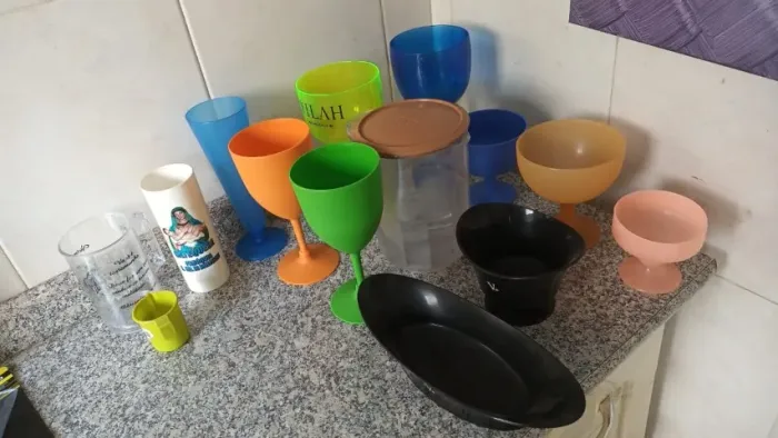 Taças coloridas e petisqueiras pretas