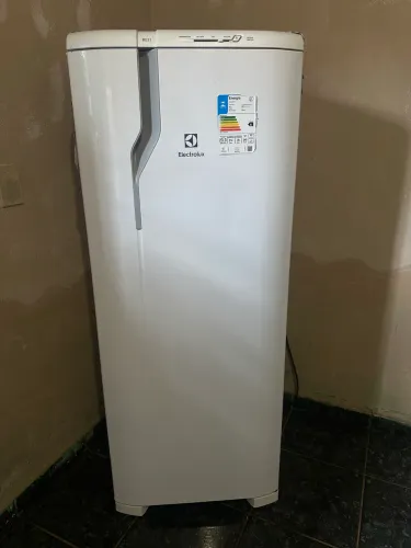 Geladeira Electrolux RE31 240L - 2 anos de uso - Excelente estado