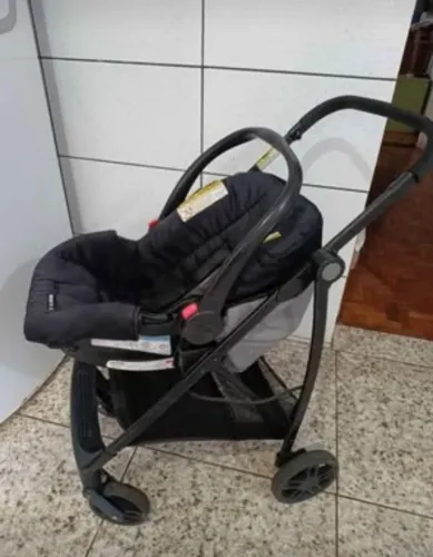 Vendo carrinho bebê completo.