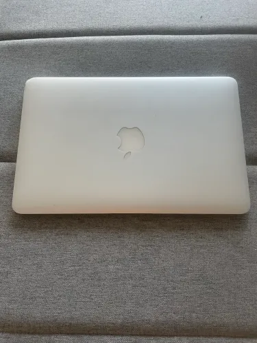 MacBook Air 11 2013 i5 4GB SSD Usado Conservado