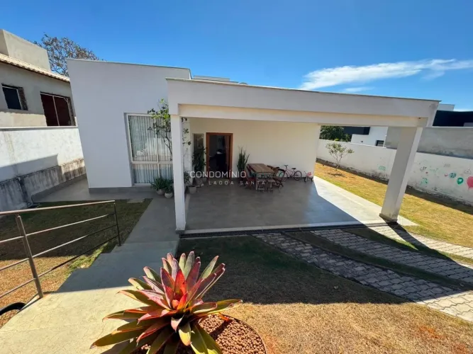 Casa à venda em condomínio residencial, a apenas 3 minutos da Orla da Lagoa Central!
