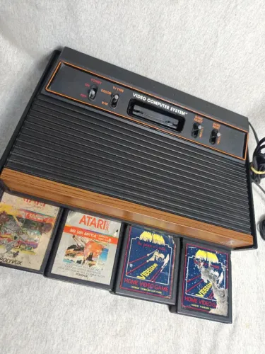 Atari frente de madeira ok. Sem controle. 4 jogos (sem teste)