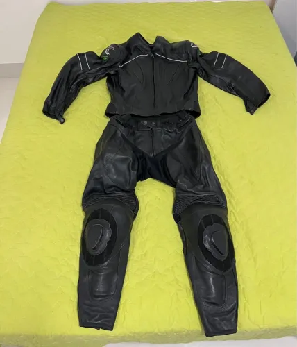 Blusa e calca de couro gp