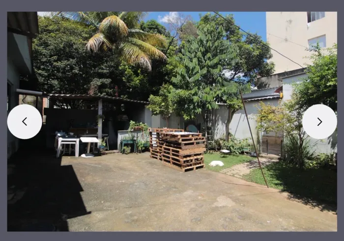 Casa linear, com varanda espaçosa, garagem coberta