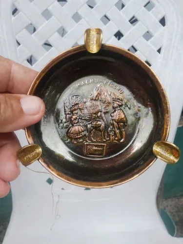 Venda de cinzeiro de valor histórico de cobre polído