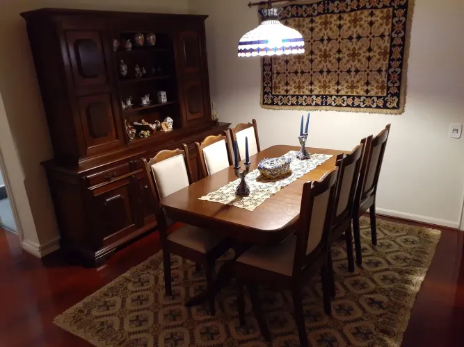 Jogo de mesa, cadeira e cristaleira.