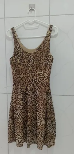 Lote de roupas animal print ( 2 vestidod e duas blusinhas 