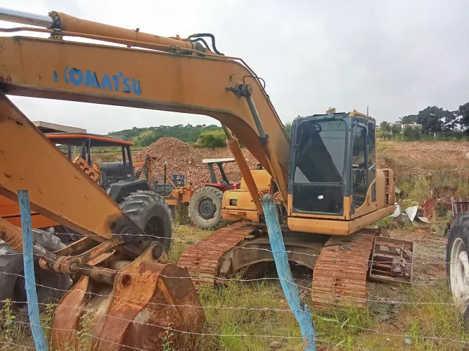 ESCAVADEIRA HIDRÁULICA PC 200 KOMATSU ANO 2010
