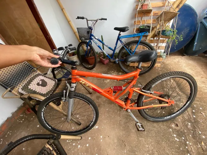 Bike Aro 26 Laranja - Suspensão Dianteira e Traseira - Com Marcas de Uso